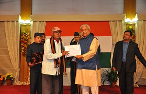 The Governor of Arunachal Pradesh Shri PB Acharya presenting appreciation certificate to workers of Forest Department in the Darbar Hall at Raj Bhavan Itanagar on 30th January 2017.